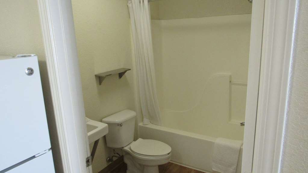 Intown Suites Extended Stay Lewisville Tx - East Corporate Drive Rum bild